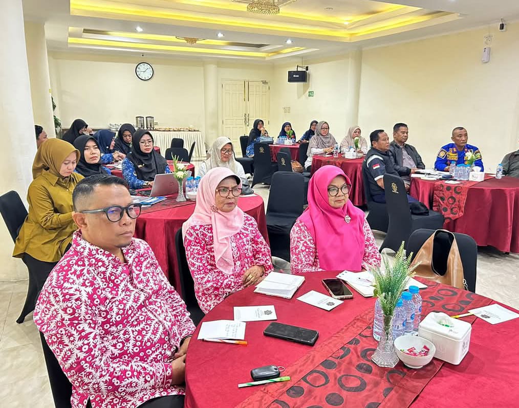 Suasana rapat tim pembina posyandu.